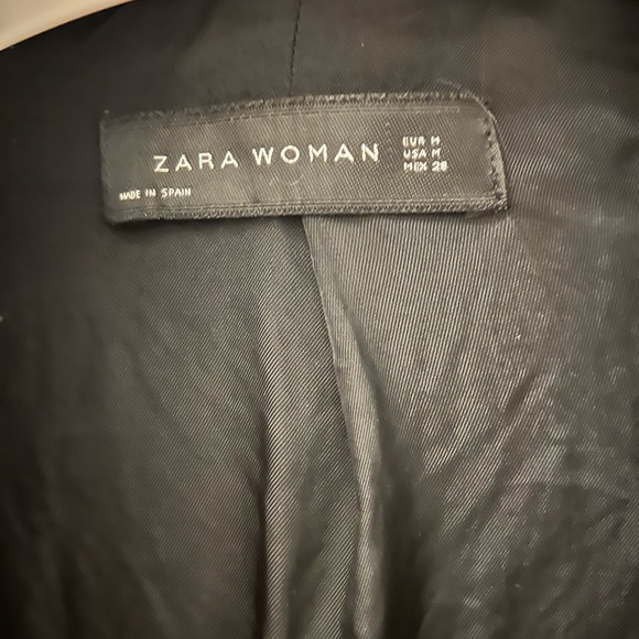 Zara black textured blazer. Size Medium but fits snug more like a size Small - Picture 2 of 4